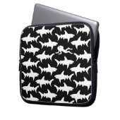 Sporttaucher-Schwimmen mit Schule der Haifische Laptopschutzhülle (Vorderseite Links)