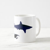 Sporttaucher und Haifisch Kaffeetasse (VorderseiteRechts)