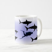 Sporttaucher und Haifische Kaffeetasse (VorderseiteRechts)