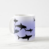 Sporttaucher und Haifische Kaffeetasse (Vorderseite Links)