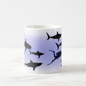 Sporttaucher und Haifische Kaffeetasse (Mittel)