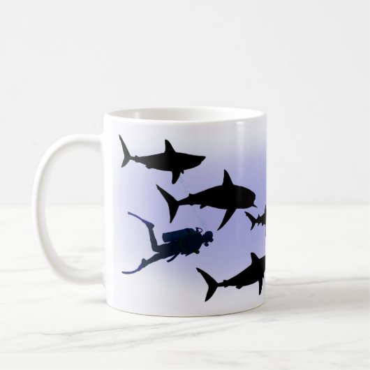 Sporttaucher und Haifische Kaffeetasse (Links)