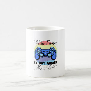 Sporttrainer tagsüber, Gamer nachts Kaffeetasse