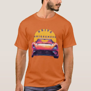 Sportwagen gegen einen lebendigen Sonnenuntergang T-Shirt