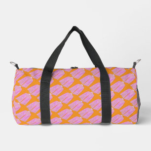 Sportwagen mit rosa Jacket auf Reisen Orange Duffle Bag