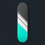 Sporty Black Aqua Skateboard<br><div class="desc">Dieses moderne, elegante Design zeichnet sich durch drei weiße, unterschiedliche Breiten, diagonale Parallelstreifen gegen leuchtendes Aqua und schwarzes Hinterland aus.</div>