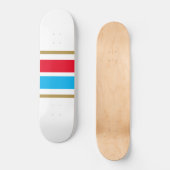 Sporty Bright Red Sky Blue Racing Streifen auf Wei Skateboard (Vorderseite)