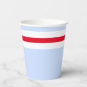 Sporty Bright Red White Strips auf Pastellblau Pappbecher (Rückseite)