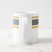 Sporty Dunkelgraugelbe Streifen auf Weiß Jumbo-Tasse (Rückseite)
