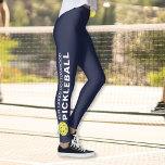 Sporty Pickleball Custom Town Team Name Navy Blue Leggings<br><div class="desc">Die perfekte Leggings für Pickleball-Fans. Hochwertige Leggings mit eigenem Text und einem gelben Pickleball auf jeder Seite. Fügen Sie Ihren Teamnamen, den Namen der Stadt, den Clubnamen usw. hinzu. Spaß für lässiges Gesellschaftsspiel oder Turnierspiel - Ändern Sie die Hintergrundfarbe ganz nach den Farben Ihres Clubs/Teams. Klicken Sie einfach auf Anpassen...</div>