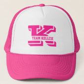 Sporty Pink Monogram Initial Team Bachelorette Truckerkappe (Vorderseite)