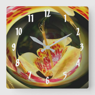 Spotted Yellow Lily Flower Abstract Art Quadratische Wanduhr