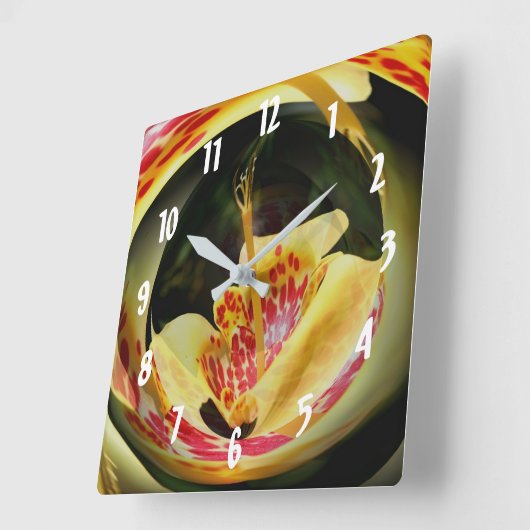 Spotted Yellow Lily Flower Abstract Art Quadratische Wanduhr (Winkel)