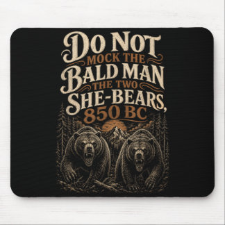 Spotten Sie nicht den kahlen Mann Zwei Bären 850 v Mousepad