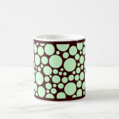 Spotty Pale Green auf Dunkelbraun Kaffeetasse (Mittel)