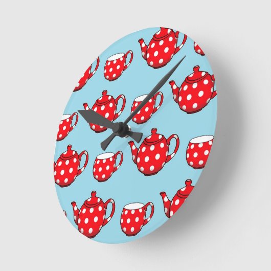 Spotty Red Teapot and Cups Blue Pattern Runde Wanduhr (Winkel)