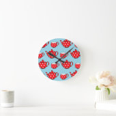 Spotty Red Teapot and Cups Blue Pattern Runde Wanduhr (Zuhause)