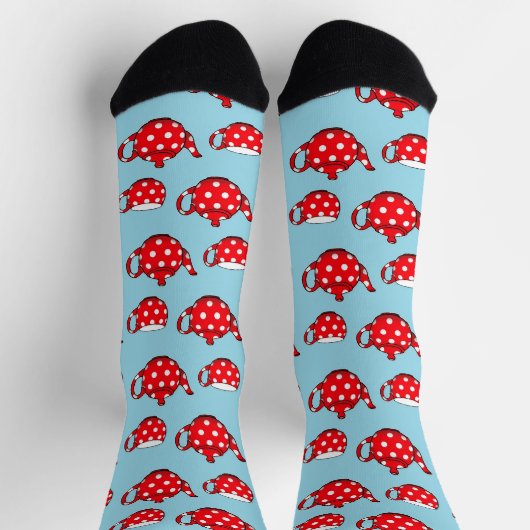Spotty Red Teapot and Cups Blue Pattern Socken (Oben)