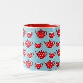 Spotty Red Teapot and Cups Pattern on Blue Zweifarbige Tasse (Mittel)