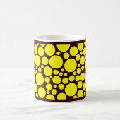 Spotty Yellow auf Dark Brown Kaffeetasse (Mittel)