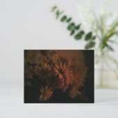Spray chrysanthemums under dim lighting postkarte (Stehend Vorderseite)