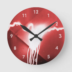 Sprayed graffiti on red metal runde wanduhr