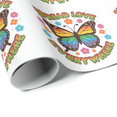 Spread Love Everywhere – Rainbow Butterfly Quote – Geschenkpapier (Rolleneckpunkt)