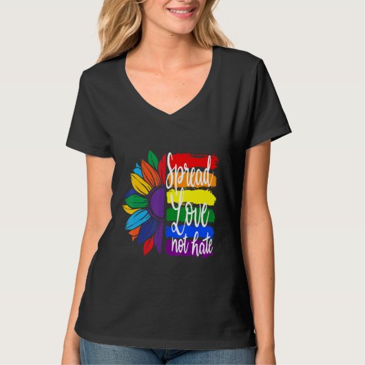 Spread love not hate , LGBT PRIDE T-Shirt (Vorderseite)