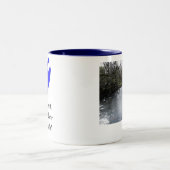 Sprechen Sie bitte langsameres wenig und offenbar! Zweifarbige Tasse (Mittel)