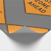 Sprengzone vor dem Straßenzeichen Geschenkpapier