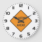 Sprengzone vor dem Straßenzeichen Große Wanduhr (Vorderseite)