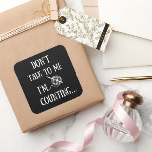 Sprich nicht mit mir, dass ich lustige Häkelchen z Quadratischer Aufkleber