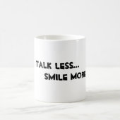 "Sprich weniger. Lächle mehr." Tasse (Mittel)