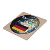 Sprichst du Deutsch? Auf Deutsch. Flag & Erde Fliese (Seite)
