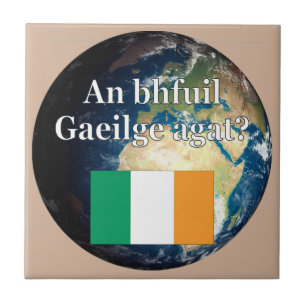 Sprichst du Irisch? Auf Irisch. Flag & Erde Fliese