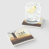 Sprichwörter 17:22 Ein fröhliches Herz ist gute Me Steinuntersetzer (Seitenansicht)