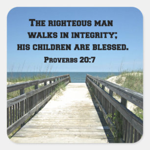 Sprichwörter 20:7 Der rechtschaffene Mann geht in  Quadratischer Aufkleber
