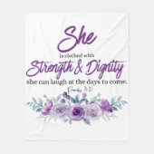 Sprichwörter 31:25 Festigkeit und Würde Lila Blume Fleecedecke (Vorderseite)