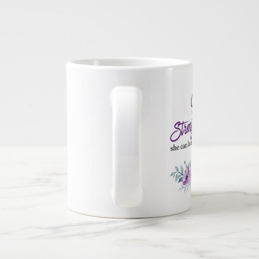 Sprichwörter 31:25 Festigkeit und Würde Lila Blume Jumbo-Tasse (Rückseite)