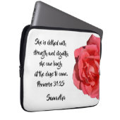 Sprichwörter 31:25 Rote Rose Custom Bible Verse Laptopschutzhülle (Vorne Rechts)