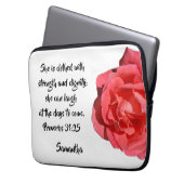 Sprichwörter 31:25 Rote Rose Custom Bible Verse Laptopschutzhülle (Vorderseite Links)