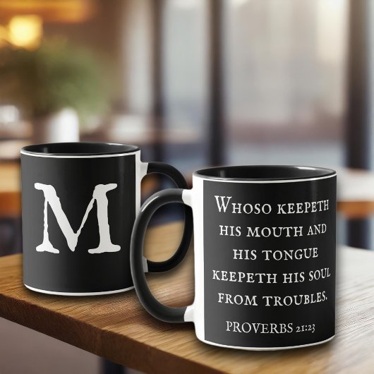 Sprichwörter der Black Bible Verse 21:23 KJV Monog Tasse