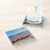 Spring Break Girl Lying on Sandy Beach Glasuntersetzer (Schrägansicht)