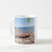 Spring Break Girl Lying on Sandy Beach Kaffeetasse (Vorderseite Links)