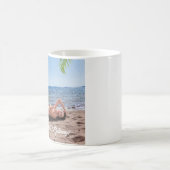 Spring Break Girl Lying on Sandy Beach Kaffeetasse (Mittel)