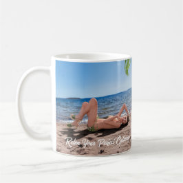Spring Break Girl Lying on Sandy Beach Kaffeetasse