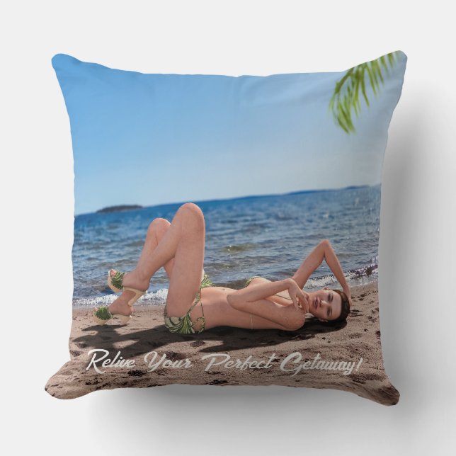 Spring Break Girl Lying on Sandy Beach Kissen (Vorderseite)