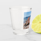 Spring Break Girl Lying on Sandy Beach Schnapsglas (Links)