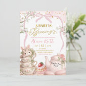 Spring Bunny Tea Baby Is Brewing Baby Shower Einladung (Stehend Vorderseite)