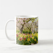 Spring Cottage with Bees, Hedgehog and Blossoming Kaffeetasse (Links)